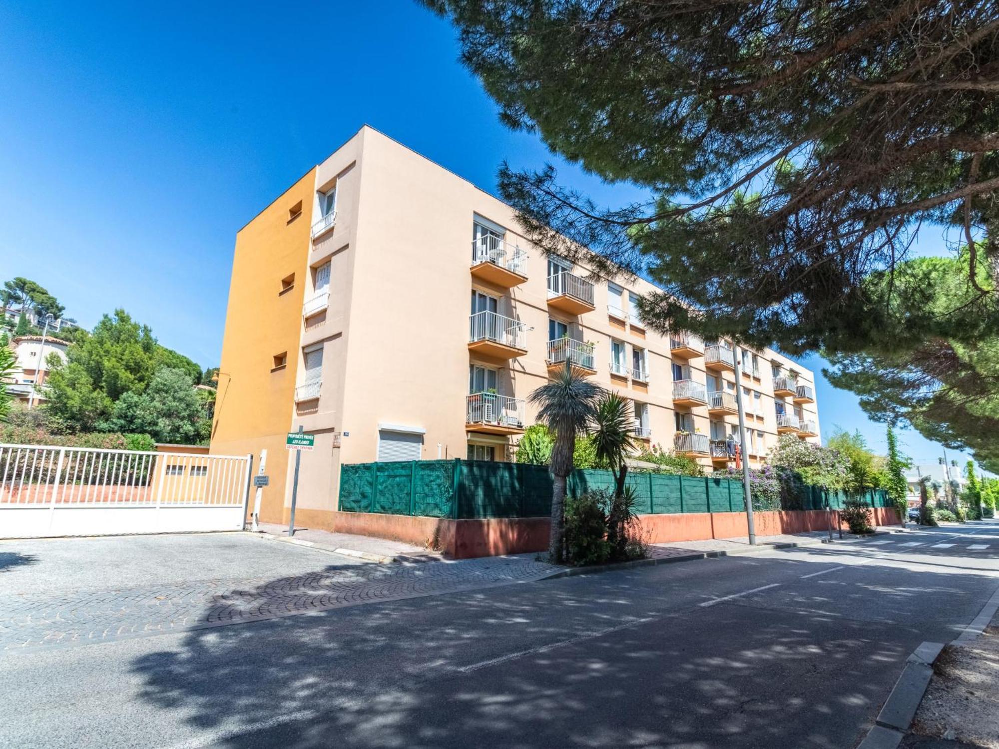 Apartment Les Ilaires By Interhome Le Lavandou Bagian luar foto